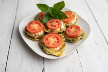 Domates dereotlu mayonez ve sarımsak soslu kızarmış kabak. Rus, Avrupa mezeleri