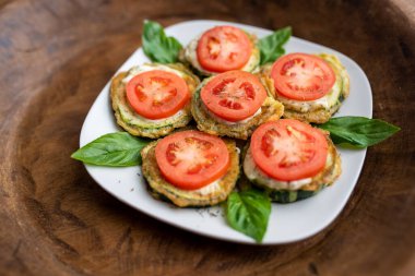 Domates dereotlu mayonez ve sarımsak soslu kızarmış kabak. Rus, Avrupa mezeleri