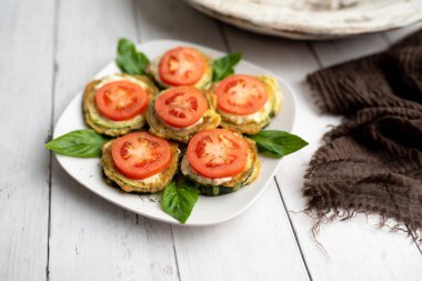 Domates dereotlu mayonez ve sarımsak soslu kızarmış kabak. Rus, Avrupa mezeleri