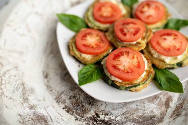 Domates dereotlu mayonez ve sarımsak soslu kızarmış kabak. Rus, Avrupa mezeleri