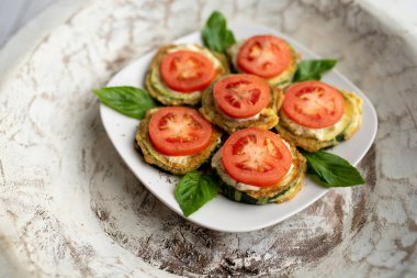 Domates dereotlu mayonez ve sarımsak soslu kızarmış kabak. Rus, Avrupa mezeleri