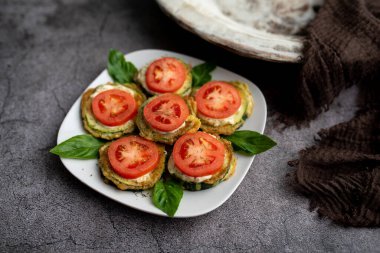 Domates dereotlu mayonez ve sarımsak soslu kızarmış kabak. Rus, Avrupa mezeleri