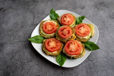 Domates dereotlu mayonez ve sarımsak soslu kızarmış kabak. Rus, Avrupa mezeleri