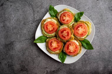 Domates dereotlu mayonez ve sarımsak soslu kızarmış kabak. Rus, Avrupa mezeleri