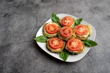 Domates dereotlu mayonez ve sarımsak soslu kızarmış kabak. Rus, Avrupa mezeleri