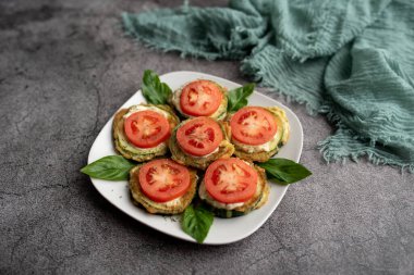 Domates dereotlu mayonez ve sarımsak soslu kızarmış kabak. Rus, Avrupa mezeleri