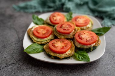 Domates dereotlu mayonez ve sarımsak soslu kızarmış kabak. Rus, Avrupa mezeleri