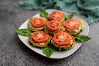 Domates dereotlu mayonez ve sarımsak soslu kızarmış kabak. Rus, Avrupa mezeleri