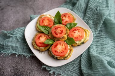 Domates dereotlu mayonez ve sarımsak soslu kızarmış kabak. Rus, Avrupa mezeleri