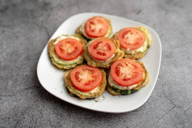 Domates dereotlu mayonez ve sarımsak soslu kızarmış kabak. Rus, Avrupa mezeleri