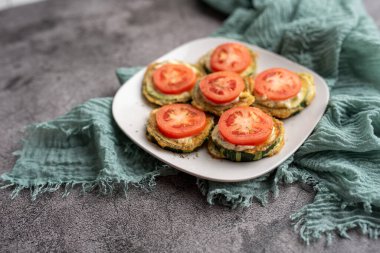 Domates dereotlu mayonez ve sarımsak soslu kızarmış kabak. Rus, Avrupa mezeleri