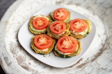 Domates dereotlu mayonez ve sarımsak soslu kızarmış kabak. Rus, Avrupa mezeleri