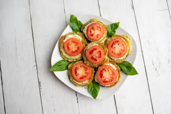 Domates dereotlu mayonez ve sarımsak soslu kızarmış kabak. Rus, Avrupa mezeleri