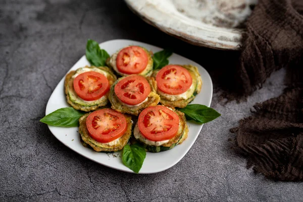 Domates dereotlu mayonez ve sarımsak soslu kızarmış kabak. Rus, Avrupa mezeleri