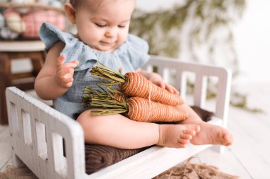 Paskalya Stüdyosunda mavi bir onsie giyen tatlı bir kız.