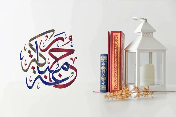 Caligrafia árabe da saudação de sexta-feira, escrito como: "Jumaa Mubarakah", traduz-se como: "Sexta-feira Santa" contra o fundo do céu e da mesquita . — Fotografia de Stock