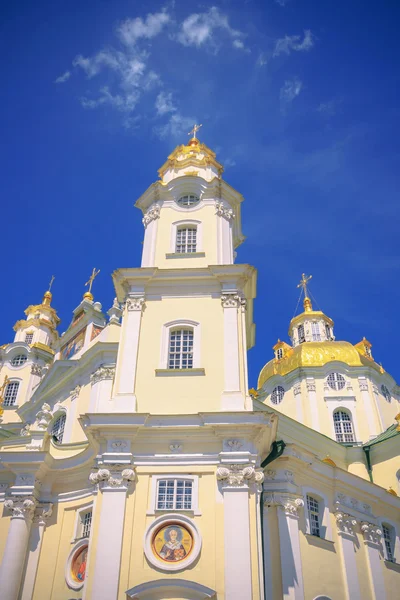 Vista frontal de la Catedral de la Dormición Pochayiv Lavra . — Foto de Stock