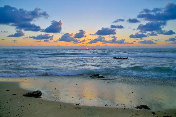 Auringonlasku merellä — kuvapankkivalokuva