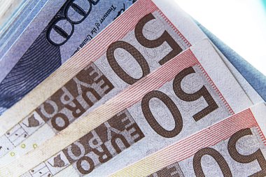 Stok fotoğraf. Üç faturaları ile ön planda 50 Avro tarafından