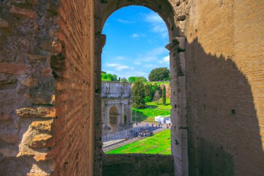 Konstantin zafer Arch Colosseum kemer aracılığıyla görünümünü
