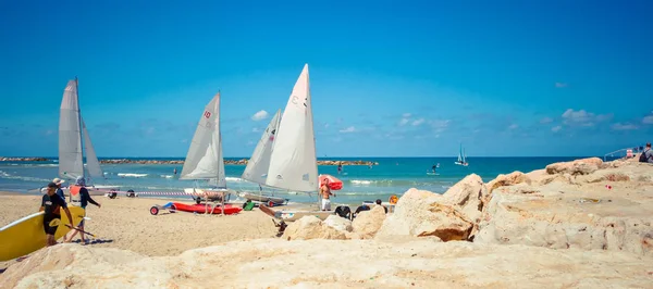 Táj egy gyönyörű strand jachtok — Stock Fotó