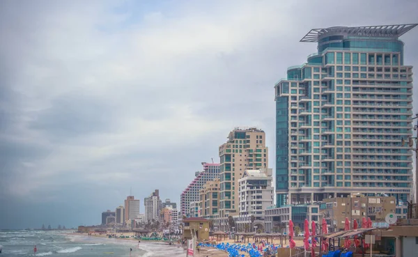 Τελ Αβίβ. Ισραήλ. Ανάχωμα. Ξενοδοχεία. Παραλία. Όμορφα σύννεφα. — Φωτογραφία Αρχείου
