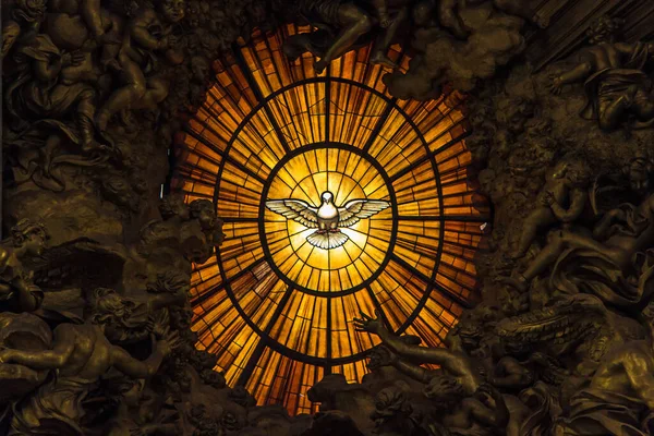 Paloma rodeada de ángeles - composición en el Departamento de San Pedro. Vaticano. En Roma. Italia . Imagen de archivo