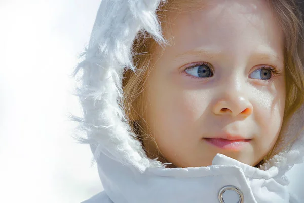 Portrait d'une fille mignonne sur une journée d'hiver — Photo