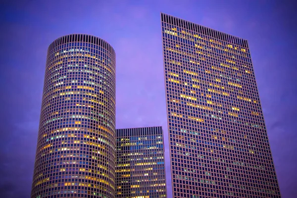 Azrieli wolkenkrabbers in Tel Aviv in de nacht. — Stockfoto