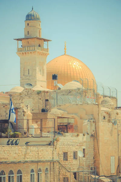 エルサレムの通り。救世主ルーテル教会の岩と鐘楼のドーム . — ストック写真