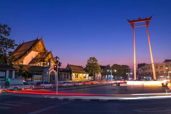 Die Riesenschaukel und der Tempel in der Dämmerung, bangkok, tha — Stockfoto