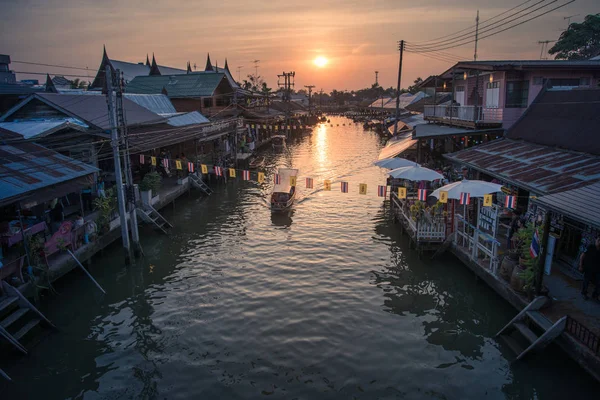 Barca nel fiume al mercato di Amphawa Samut Songkram — Foto Stock