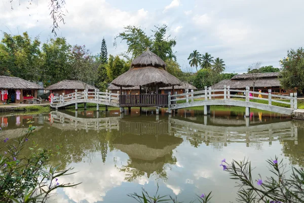 Cabana de descanso no meio da lagoa em Santichon Village, Pai — Fotografia de Stock