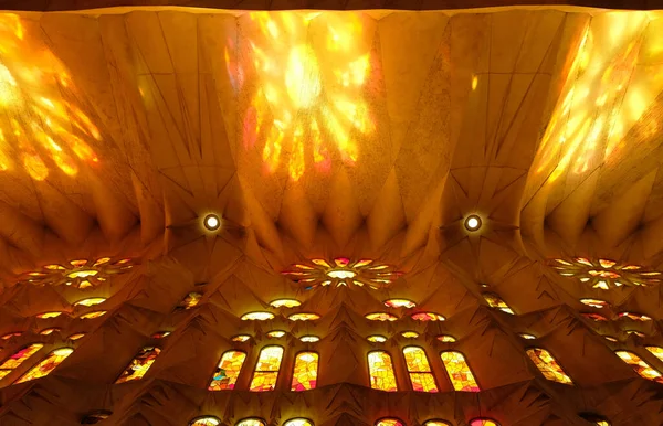 Když Slunce Zapadá Fasádu Vášeň Katedrály Barevná Okna Osvětlují Strop — Stock fotografie