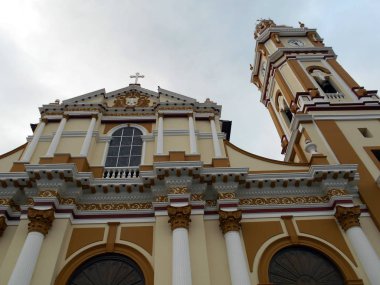 Katolik katedral / yakın yaklaşım mimarisi imponenete gösterir bir katedral girişinde