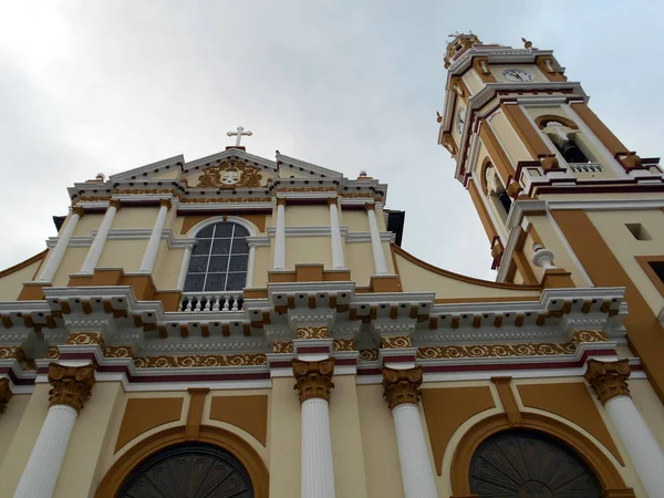 Katolik katedral / yakın yaklaşım mimarisi imponenete gösterir bir katedral girişinde