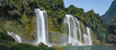 Ban Gioc - Detian waterfallban Gioc şelale içinde Barajı Thuy komün, Trung Khanh District, Cao Bang bulunan Vietnam'ı en görkemli şelale var. İki parça, Vietnam ve Çin arasındaki sınır ana parçası yasağı Gioc şelale oluşur,