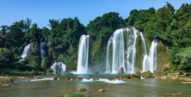 Ban Gioc - Detian waterfallban Gioc şelale içinde Barajı Thuy komün, Trung Khanh District, Cao Bang bulunan Vietnam'ı en görkemli şelale var. İki parça, Vietnam ve Çin arasındaki sınır ana parçası yasağı Gioc şelale oluşur,