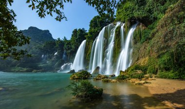 Ban Gioc - Detian waterfallban Gioc şelale içinde Barajı Thuy komün, Trung Khanh District, Cao Bang bulunan Vietnam'ı en görkemli şelale var. İki parça, Vietnam ve Çin arasındaki sınır ana parçası yasağı Gioc şelale oluşur,