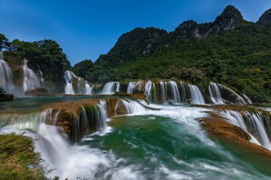 Ban Gioc - Detian waterfallban Gioc şelale içinde Barajı Thuy komün, Trung Khanh District, Cao Bang bulunan Vietnam'ı en görkemli şelale var. İki parça, Vietnam ve Çin arasındaki sınır ana parçası yasağı Gioc şelale oluşur,