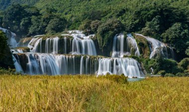 Ban Gioc - Detian waterfallban Gioc şelale içinde Barajı Thuy komün, Trung Khanh District, Cao Bang bulunan Vietnam'ı en görkemli şelale var. İki parça, Vietnam ve Çin arasındaki sınır ana parçası yasağı Gioc şelale oluşur,