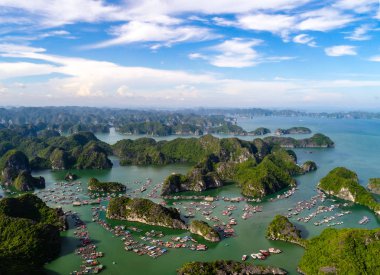 Yukarıdan Cat Ba adası. Ian Ha Koyu. Hai phong, Vietnam