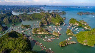 Yukarıdan Cat Ba adası. Ian Ha Koyu. Hai phong, Vietnam