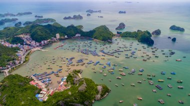 Yukarıdan Cat Ba adası. Ian Ha Koyu. Hai phong, Vietnam