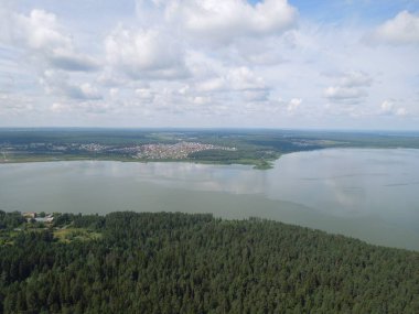 Mavi su ve mavi gökyüzü