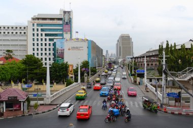 Bangkok, Tayland, Aralık 2015: şehir trafiği. Köprüde trafik sıkışıklığı olan bir sokak. Hava görünümü.