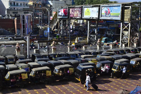 Ajmer Rajasthan India December 2016 Crowd Parking Tuk Tuk Taxi — 图库照片