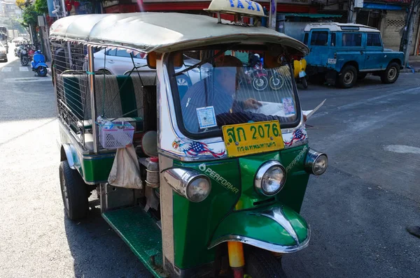 泰国曼谷 2015年12月 绿色塔克出租车停在街上等游客 Tuk Tuk司机坐在里面看报纸 — 图库照片