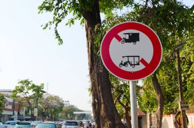 Çekçek yasak yol işareti yok. Motor rickshaw, tuk tuk ve üç tekerlek şeritte yasak levha. Phnom Penh, Kamboçya.
