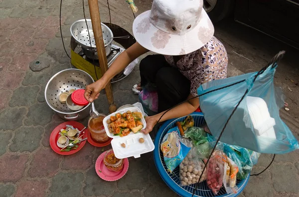 Phnom Penh Cambodia March 2015 Woman Hat Serving Traditional Cambodian — Stock Photo, Image